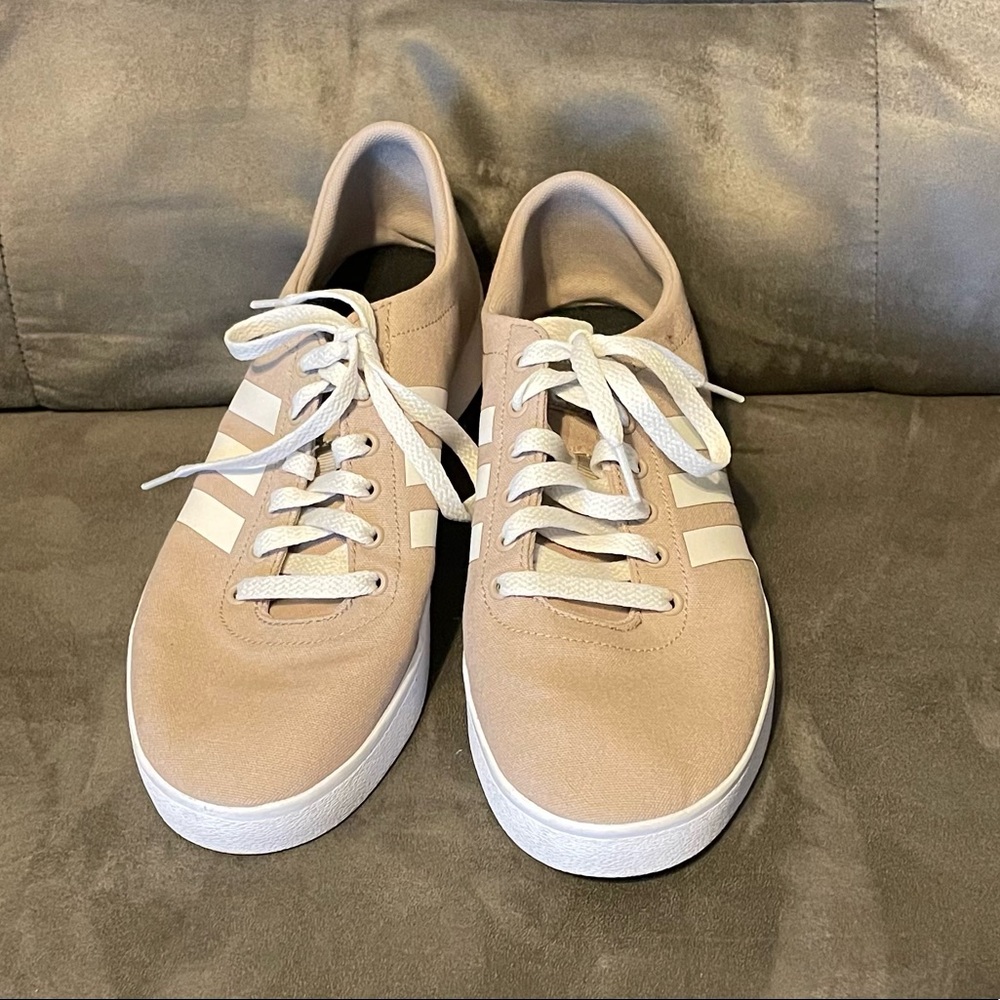 Adidas Beige/cream/khaki colored low top size 9.5 like New!